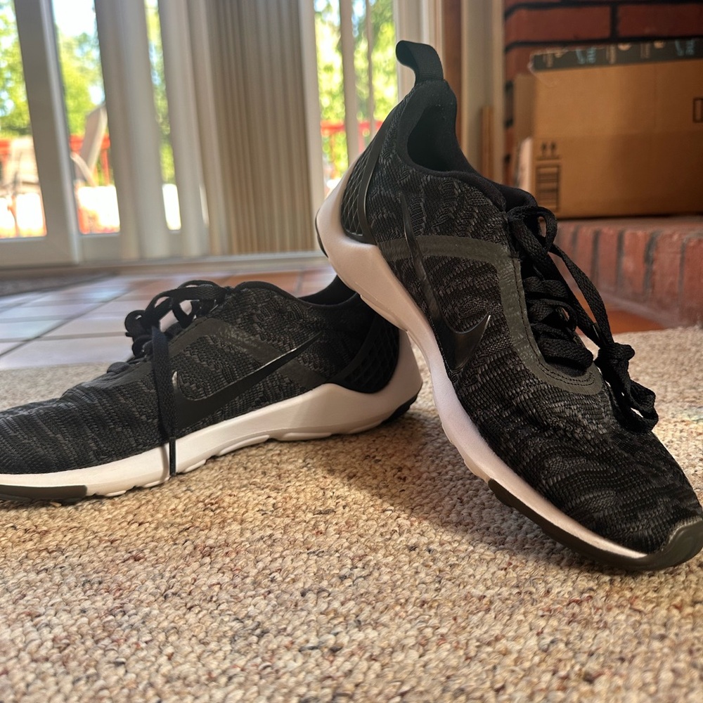 Nike men's lunarestoa 2 kJCRD Qs 8.5 black and white